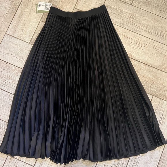 H&M Black A-Line Pleated Skirt - Picture 7 of 7